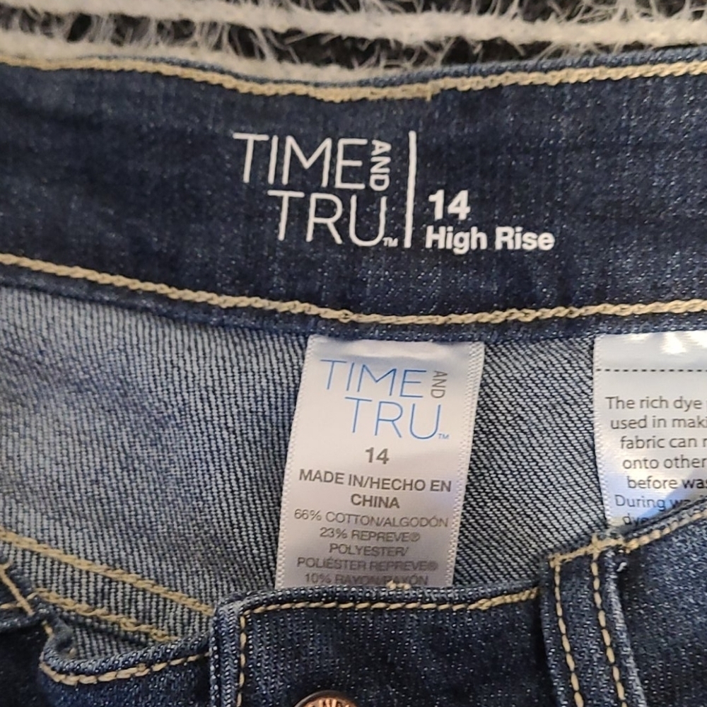 E7: TIME AND TRU: SIZE 14 HIGH RISE WOMEN SHORTS - Picture 2 of 3